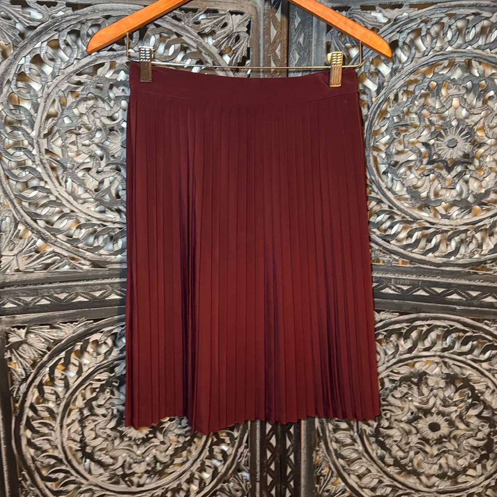 Adorable skirt in burgundy Size S.